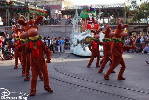 Magic Kingdom (Florida) - Mickey's Once Upon A Christmastime Parade