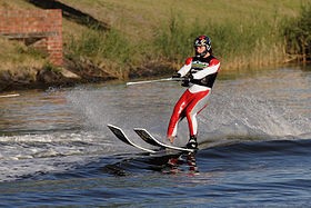 280px-Water skiing on the yarra02