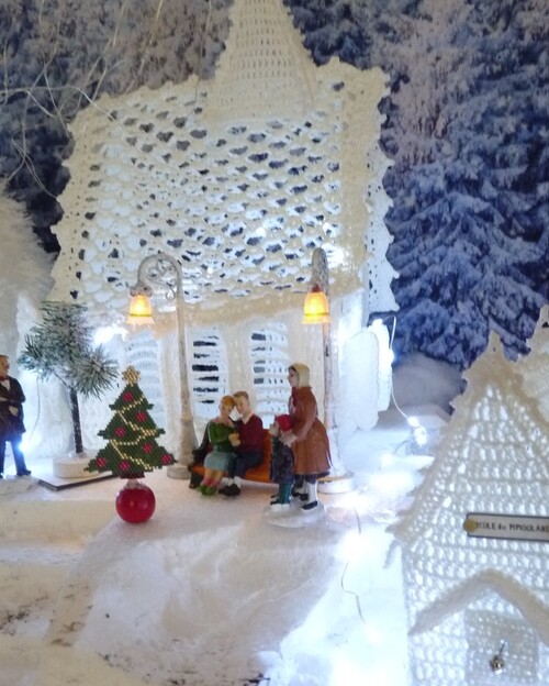 Le sapin décoré sur la place du village