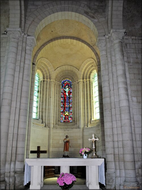 Chœur et maître autel de l'abbatiale St-Vincent