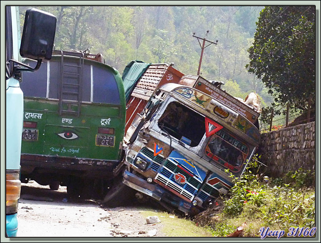 Blog de images-du-pays-des-ours : Images du Pays des Ours (et d'ailleurs ...), Sur la route entre le Parc National de Chitwan et Katmandou: accident - Népal