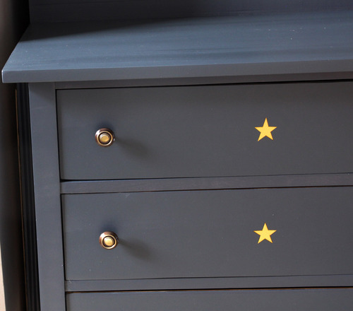 Collection GRIGRIS PLOMB : la petite commode aux étoiles dorées
