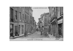 Grande Rue : à l'angle de la rue Portail du Moulin, maison et commerce après reconstruction..