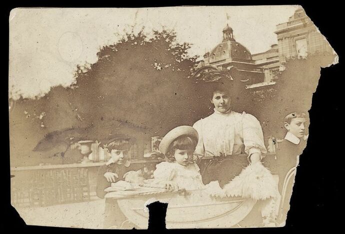Jacques, Pierre et Jean Prévert avec leur mère Suzanne au jardin du Luxembourg (photographie originale abîmée. Circa 1908).