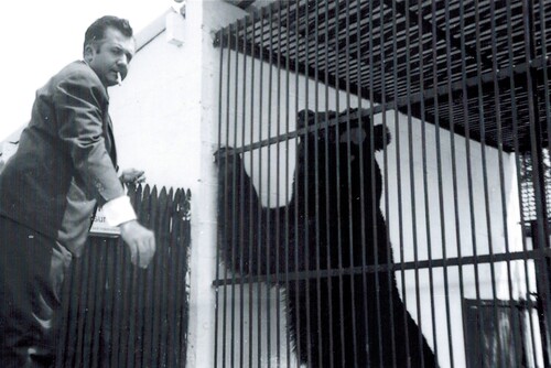 Jean Richard et les pensionnaires de son zoo privé d' Ermenonville 