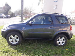 Un Toyota RAV4 de couleur gris