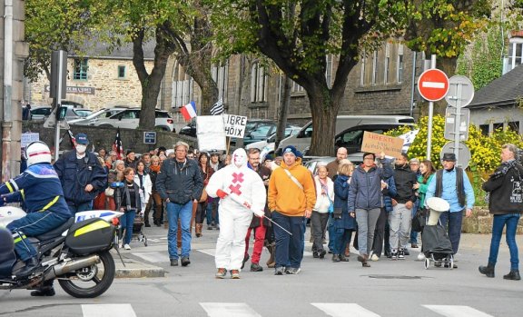 Les manifestants antivax et anti passe sanitaire sont arrivés en centre-ville par la rue de Juniville vers 14 h 30, pour se diriger en direction des quais.