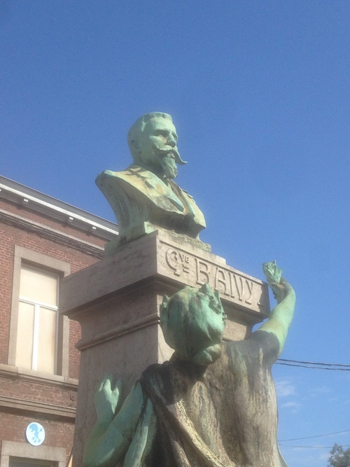 Gustave Baivy, buste devant les écoles