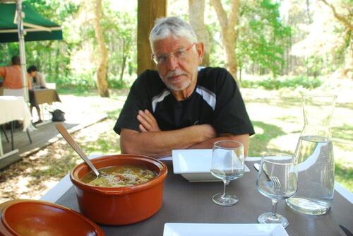 Paul réfléchit devant la garbure