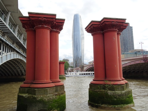 En traversant la Tamise à Londres (photos)