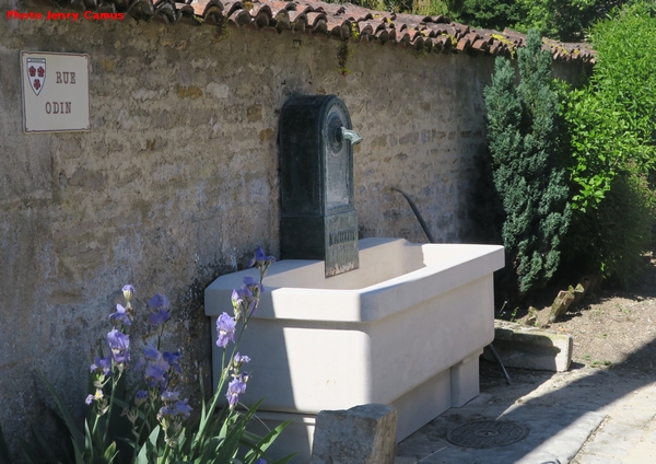 Une superbe fontaine, œuvre du sculpteur Didier Cailloux, a été installée au cœur du village d'Essarois