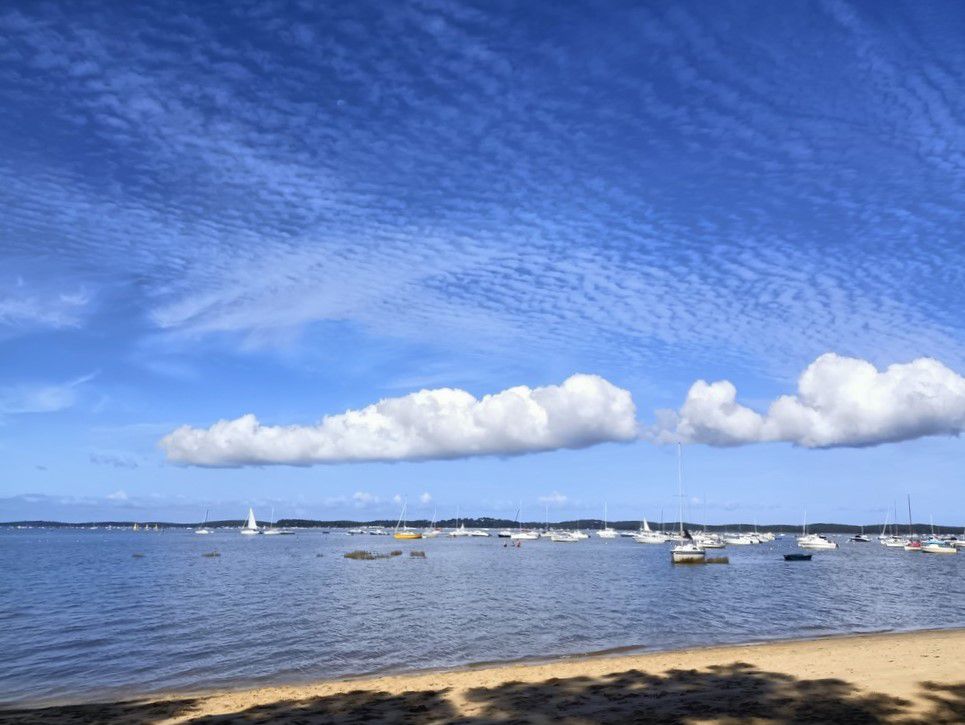 Ciel bleu et petit train de nuages, à la plage...