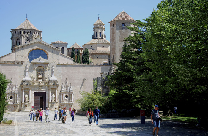 Catalogne - Monastère de Poblet - L'entrée de la 3° enceinte et la façade de l'église Santa María