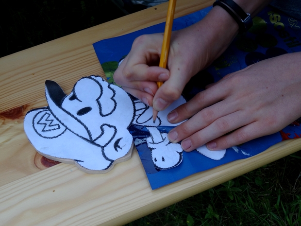 Nathalie Chapuis, tourneur sur bois de Veuxhaulles sur Aube, a initié les enfants ( et les adultes !) au chantournage, dans le jardin de l'Office du Tourisme