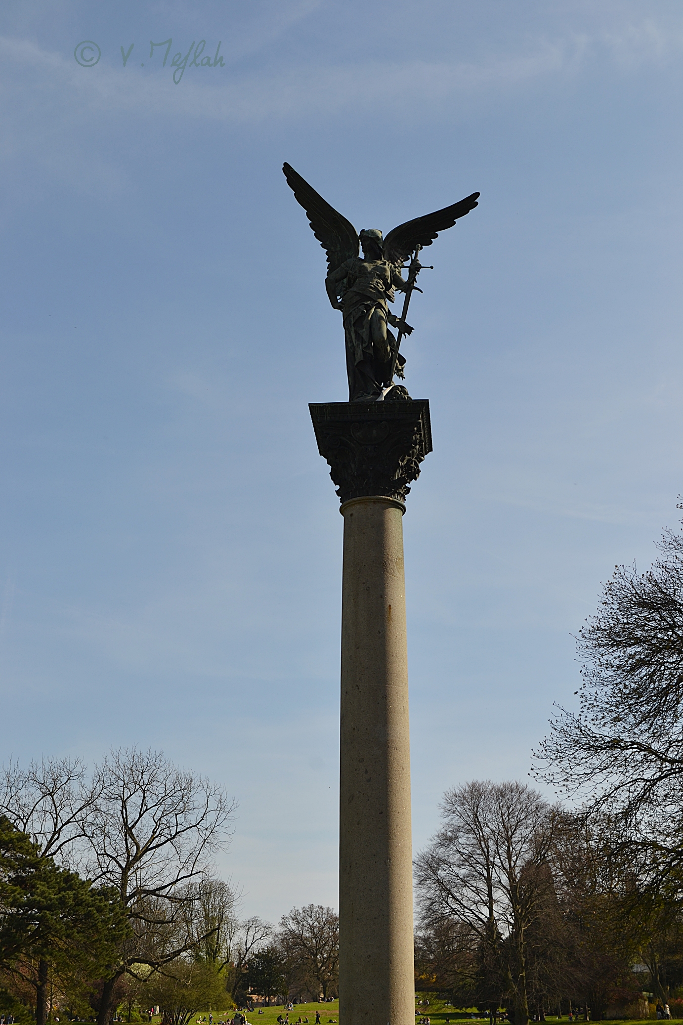 Les statues du parc Montsouris : Colonne de la Paix Armée de Jules Coutant  - Une fleur de Paris