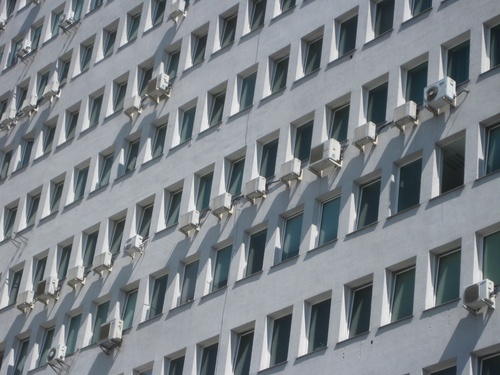 Varsovie, façade avec climatiseurs