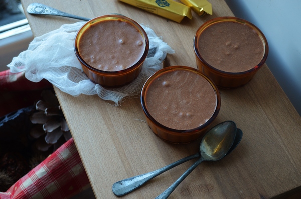 Mousse au chocolat au lait avec meringue suisse