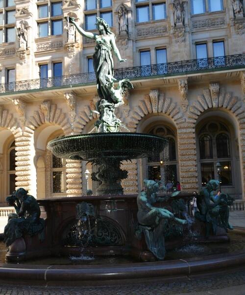 La cour intérieure de l’Hôtel de Ville de Hambourg