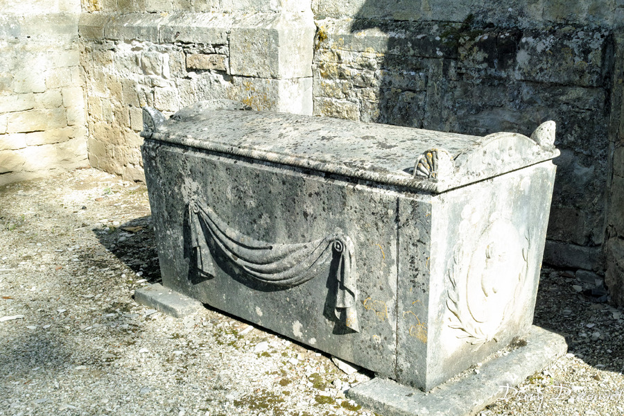 Baume les Messieurs - église St Jean Baptiste tombeau