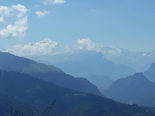 Le Mont Blanc émerge de la brume