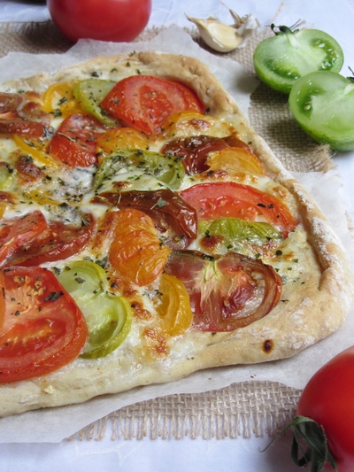 Pizza aux tomates multicolores
