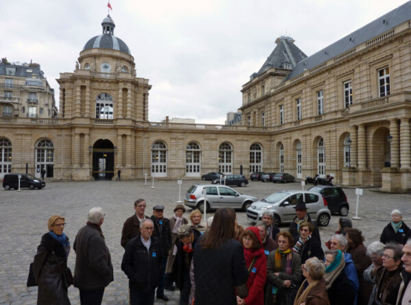 Le groupe dans la cour