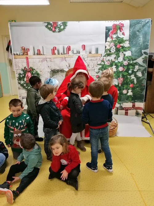 Le Père Noël est venu rencontrer les enfants de l'école !!