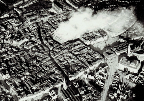 Photographie aérienne de Lille en avril 1916. Vue sur l'incendie de l'Hôtel de Ville (archives.lille.fr)