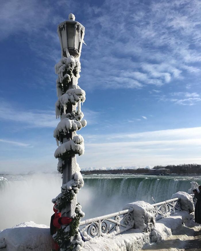 Il fait si froid au Canada que les chutes du Niagara sont gelées et semblent sorties tout droit de Narnia