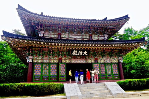 Dans l'enceinte, derrière la pagode, le temple