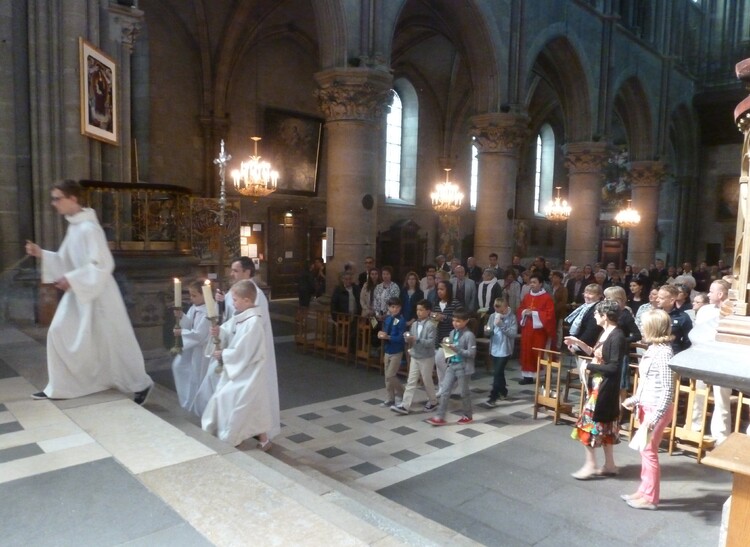 1ere communion à la cathédrale de Moulins