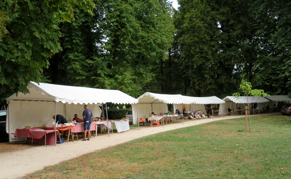  Dans une ambiance très sympathique, la foire aux livres et aux vieux papiers a eu lieu  au jardin de la Mairie