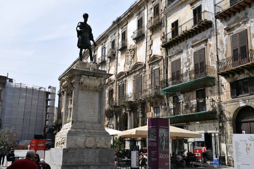 Palerme - Piazza Bologni et statue de Charles Quint