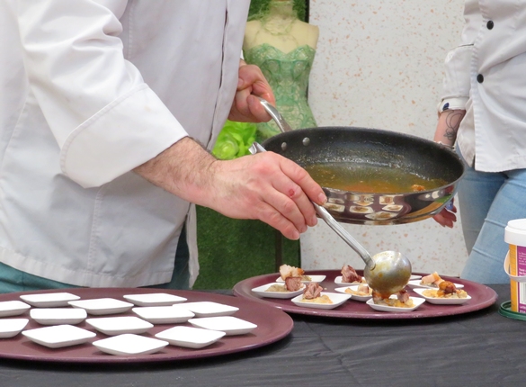 Arole Dupaty, chef du Sabot de Venus de Bure les Templiers a préparé une succulente recette au Salon Arts et Saveurs du Lions Club Châtillonnais