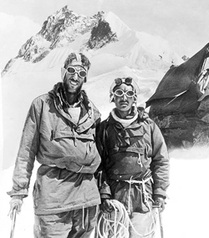 Edmund Hillary et son accompagnateur népalais, le Sherpa Tenzing Norgay, devant l'Everest