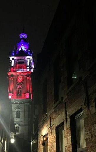 13 novembre, Le beffroi  couleurs drapeau français. ‎FromMonstoParis‬solidarite belge france,beffroi, mons,