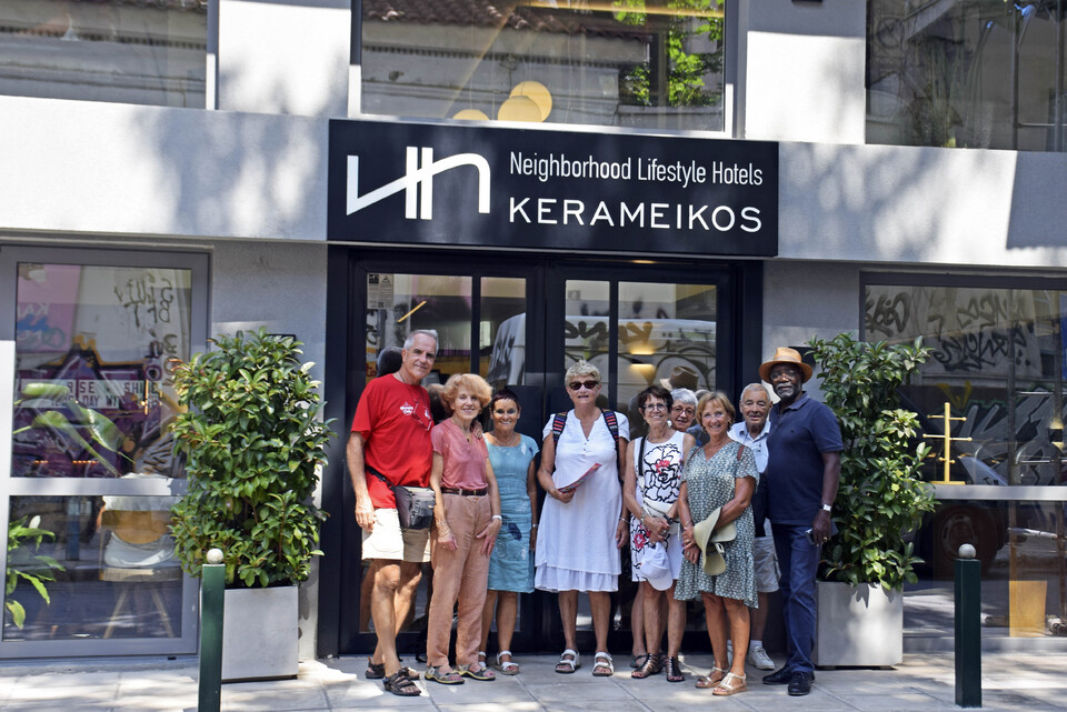 Athènes - Photo de groupe devant l'hôtel