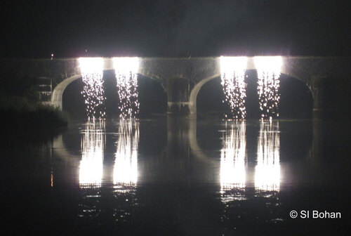 Rideau de lumières sur le pont cassé, mon moment préféré du feu d'artifice