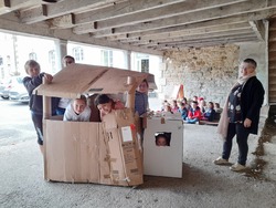 maternelle CE2 et CM : une cabane en carton