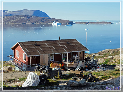 De loin, le village est idyllique, mais de près la réalité est tout autre, entre détritus partout et chiens itou - Kullorsuaq - Groenland