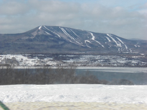 Le mont Saint Anne vu de l'île