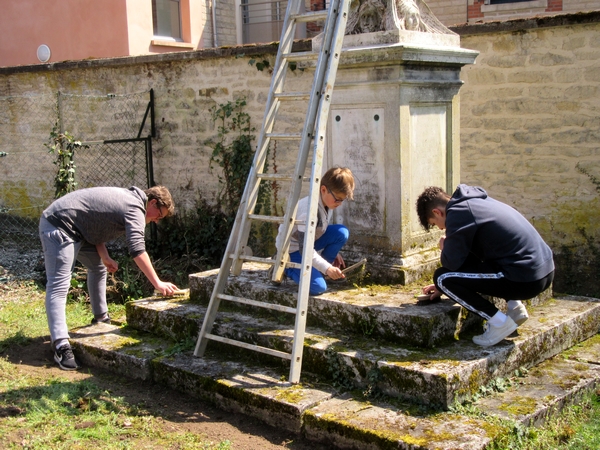 La restauration de la croix de la Douix à Châtillon sur Seine vient d'être réalisée....