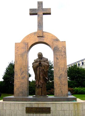 Nouvelle victoire de la Libre Pensée :  Le Tribunal administratif de Rennes ordonne  le déplacement du monument Jean-Paul II et sa croix  qui sont sur une place publique de Ploërmel