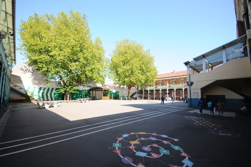 Visite de l'école lieu par lieu