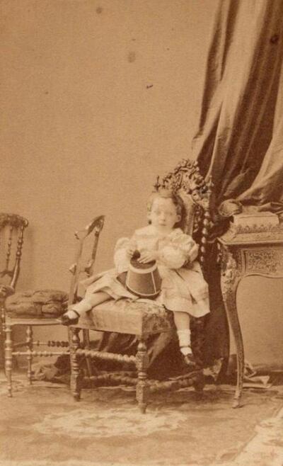 Marie Armand Patrice de Mac Mahon, fils du Maréchal de Mac Mahon, à l’âge de 3 ans (photographie d’Eugène Disdéri, Paris. Date d’édition : circa 1858).