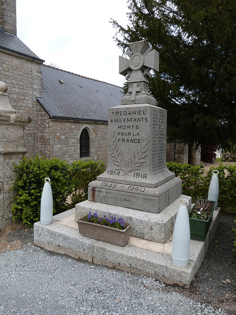 Monument aux morts de Trédaniel.jpg