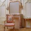 Un fauteuil Louis XV et une console Louis XVI