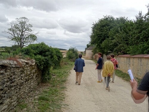 Une agréable balade dans le village de Fontaines en Duesmois, proposée par l'OTPC lors d'un "mardi-découvertes"