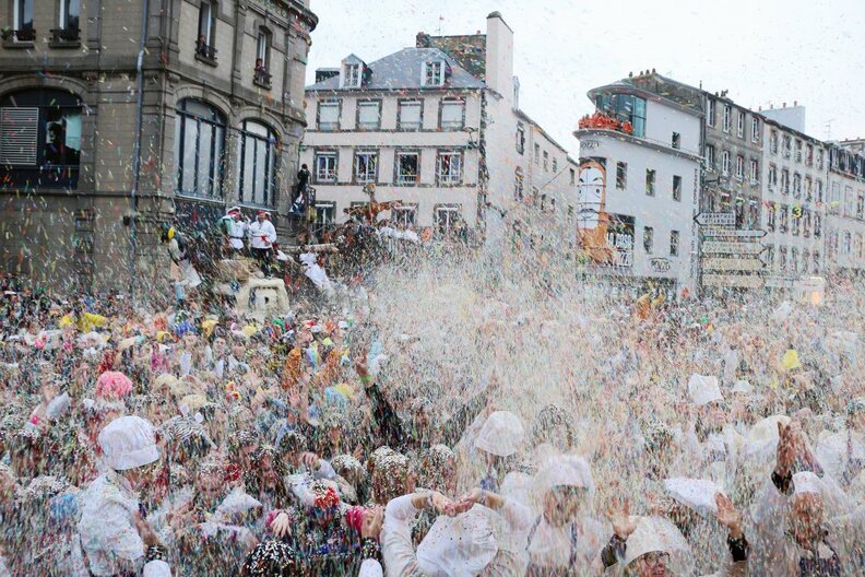 Résultat de recherche d'images pour "carnaval de granville bataille de confettis"