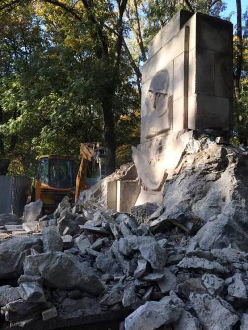 En Pologne, les monuments aux soldats morts pour libérer l’Europe du nazisme détruits ! (IC.fr-21/10/18)